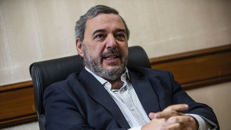 Búsqueda | Mario Bergara durante la entrevista con Búsqueda. Fotos: Mauricio Zina / adhocFOTOS