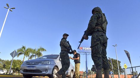 Agentes de la Senad de Paraguay patrullan en mayo de 2022 la frontera con Brasil durante una operación antidrogas conjunta con la policía brasileña denominada N