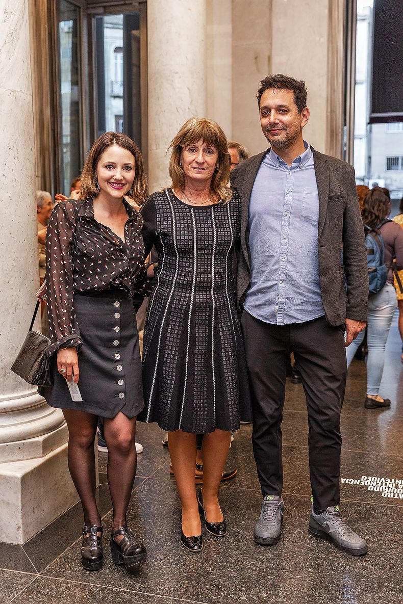 La directora de Promoción Cultural de la Intendencia de Montevideo Débora Quiring con Olga Otegui y Martín Delgado