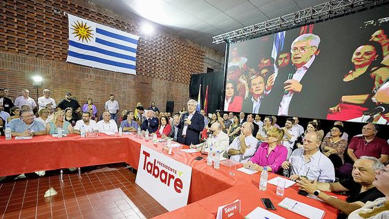 Acto de Batllistas en respaldo a la precandidatura de Tabaré Viera. Foto: Javier Calvelo, adhocFOTOS Acto de Batllistas en respaldo a la precandidatura de Tabaré Viera. Foto: Javier Calvelo, adhocFOTOS