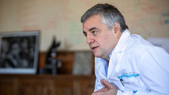 El director del Hospital de Clínicas, Álvaro Villar, en su despacho El director del Hospital de Clínicas, Álvaro Villar, en su despacho
