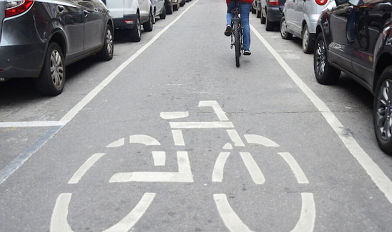 Circulación de bicicletas en la Ciudad Vieja. Foto: Pablo Vignali, adhocFOTOS