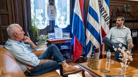 Carlos Negro y Nicolás Martinelli durante una reunión de transición de gobierno en febrero de 2025 en el Ministerio del Interior.