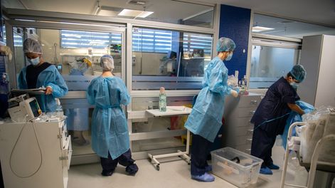 Médicos en una sala especial del Casmu durante la pandemia del Covid-19