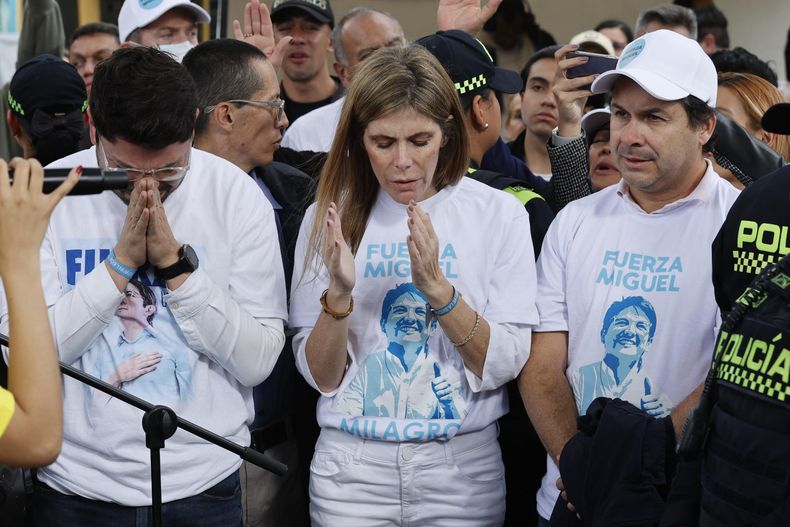 Fotografía del 21 de junio de 2025 de la hermana del senador Miguel Uribe, María Carolina Hoyos Turbay (c), participando en una oración en el parque El Golfito en Bogotá (Colombia)