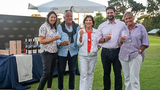 De Cantegril Country Club: gerenta general Natalia Curbelo, capitán de cancha Andrés Martínez Vivot, capitana Estela Einstoss, gerente general Juan Ottati y vicecapitana Betina Tasso. De Cantegril Country Club: gerenta general Natalia Curbelo, capitán de cancha Andrés Martínez Vivot, capitana Estela Einstoss, gerente general Juan Ottati y vicecapitana Betina Tasso.