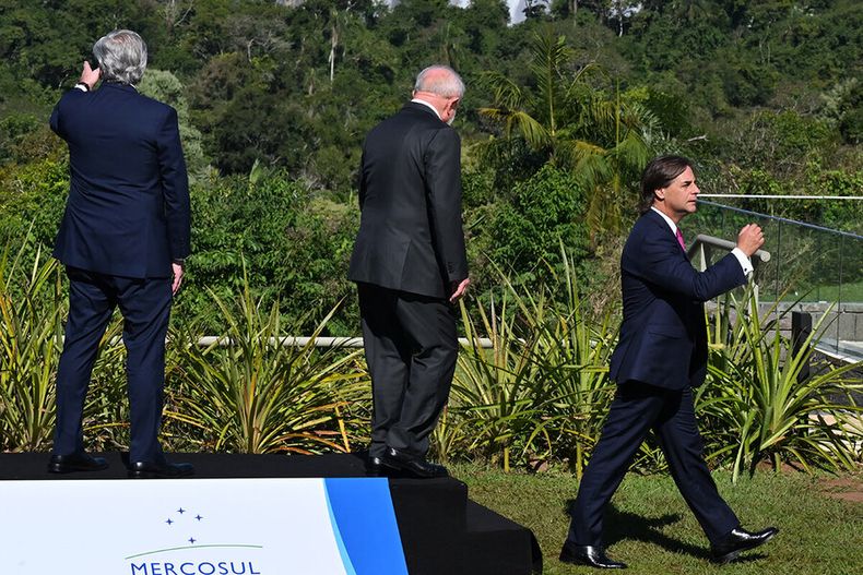 Alberto Fernández, Luiz Inácio Lula da Silva y Luis Lacalle Pou se marchan tras posar para una foto en la Cumbre del Mercosur, en Puerto Iguazú. Foto: AFP