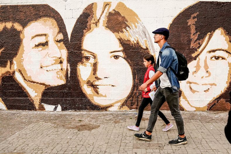 Mural en Ramón Márquez, a unas cuadras del acto conmemoración del asesinato de las “muchachas de abril” en Brazo Oriental. Foto: Javier Calvelo / adhocFOTOS