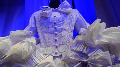 ‘Trajes de papel’, una exposición de la EMAD sobre los vestidos femeninos del siglo XVI al XIX
