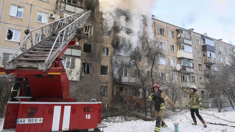 Rescatistas ucranianos trabajan en el lugar del ataque con drones contra un edificio residencial en Járkov, noreste de Ucrania, el 3 de febrero de 2026, en medio de la invasión rusa.