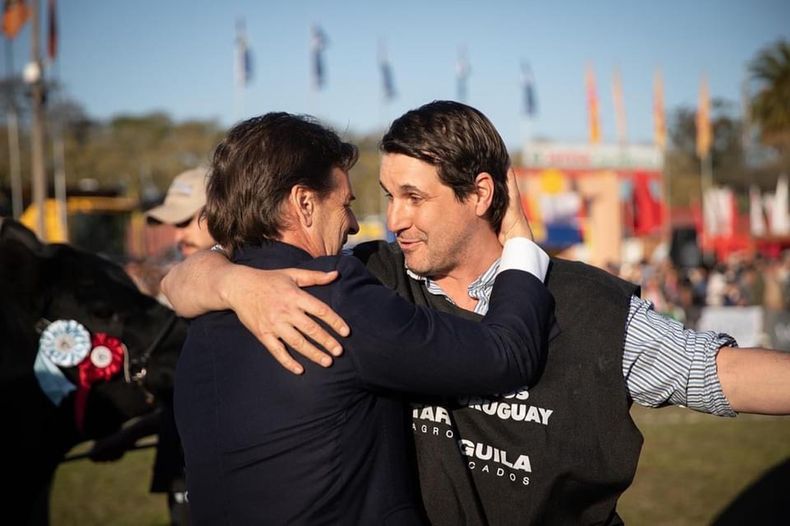 El presidente de la República, Luis Lacalle Pou, felicitó al criador Rodrigo Fernández en la Expo Prado