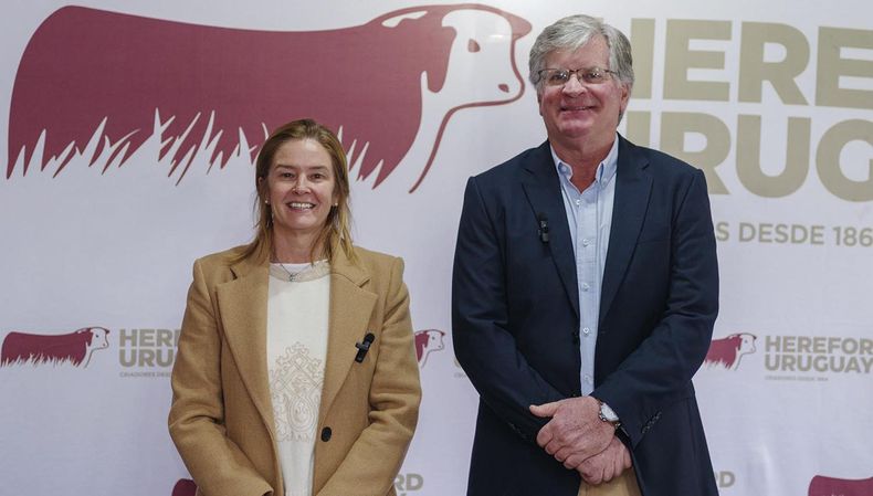 La nueva presidente de la Sociedad Criadores de Hereford Uruguay, Lucía Perdomo, con el presidente saliente, Nicolás Shaw.