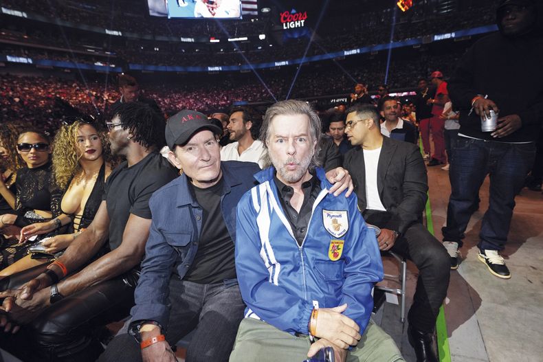 Charlie Sheen y David Spade, ambos actores fueron parte de la destacada lista de celebridades que asistieron al evento, que también incluyó a Demi Moore, Charlize Theron, entre otros.