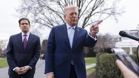 Donald Trump junto al secretario de Estado Marco Rubio, responde a una pregunta de los medios de comunicación mientras se dirige a abordar el helicóptero presidencial Marine One en el jardín sur de la Casa Blanca en Washington, el 20 de marzo de 2026.