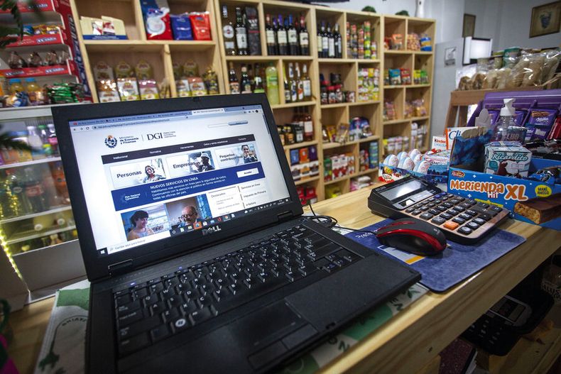 Laptop en el mostrador de un supermercado barrial de Montevideo. Foto: Nicolás Garrido / Búsqueda