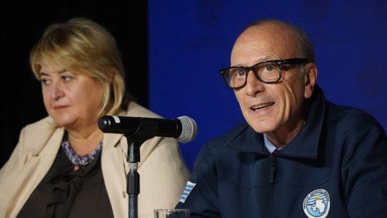 El contraalmirante retirado Daniel Núñez, presidente del Instituto Antártico Uruguayo, y la ministra de Defensa Nacional, Sandra Lazo, en junio, durante la firma de un acuerdo de licenciamiento