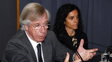 Azucena Arbeleche, entonces directora de la Unidad de Gestión de Deuda, junto al ministro de Economía de la época, Danilo Astori. Foto: MEF