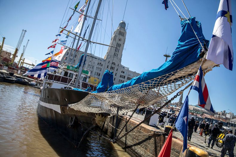 El Capitán Miranda en el Puerto de Montevideo, previo a su partida el año pasado. Foto: Mauricio Zina, adhocFOTOS