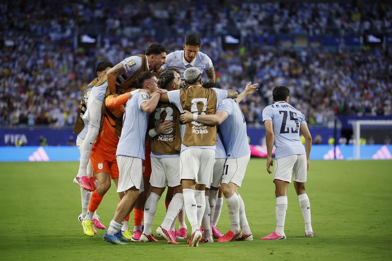 Jugadores de Uruguay celebran el gol del empate contra Arabia Saudi en el estadio Hard Rock en Miami.