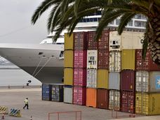Vista de contenedores y crucero en el Puerto de Montevideo.