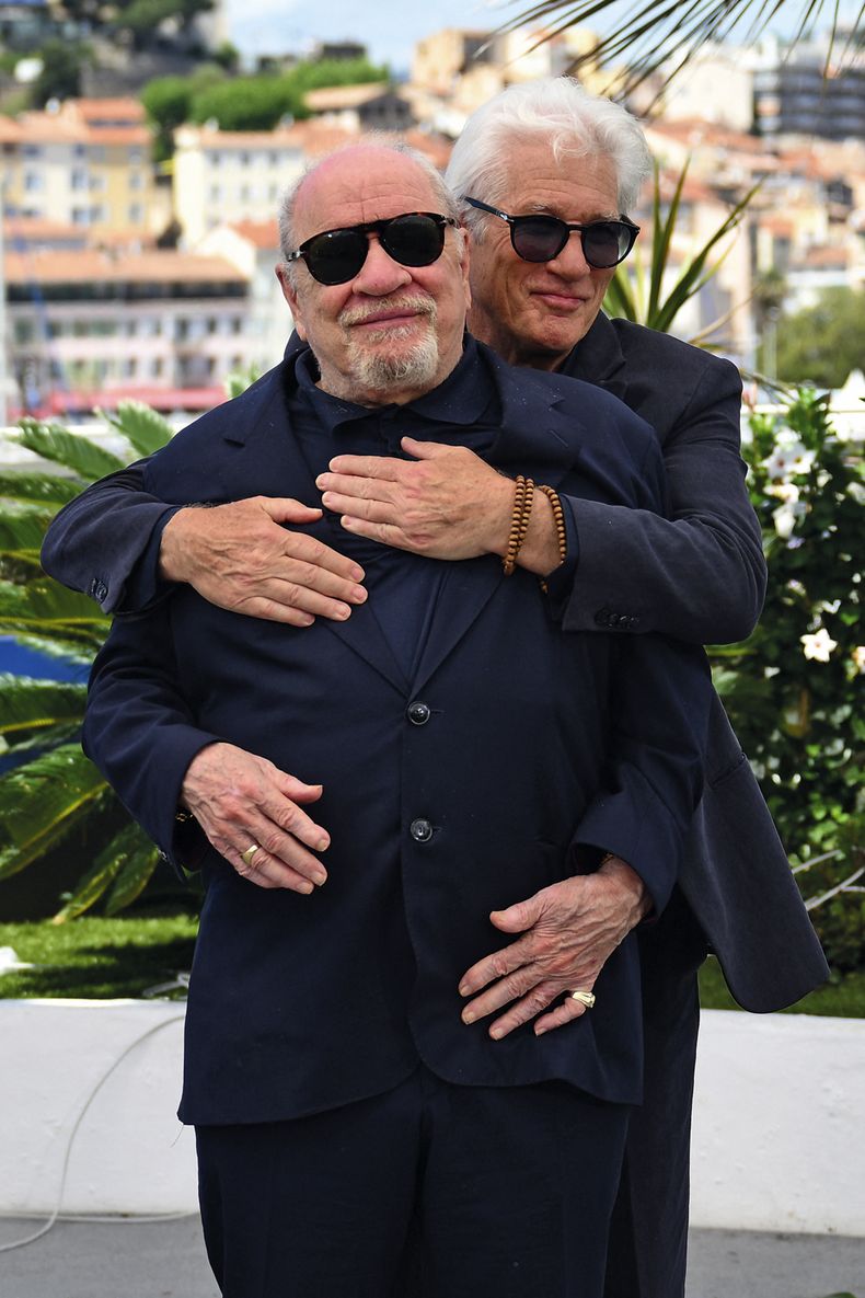 El director Paul Schrader y el actor Richard Gere posaron durante una sesión fotográfica para la película Oh, Canada. Foto: Christophe Simon, AFP
