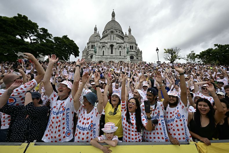 Los 89 kilómetros de la última etapa del Tour de France incluyeron tres subidas a la colina de Montmartre.