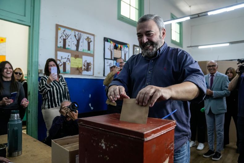 Mario Bergara votando en su circuito en la Escuela 53 del Cerrito de la Victoria, en Montevideo