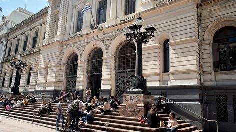 El estudio tomó como muestra a unos 370.000 egresados de la Udelar desde 1990