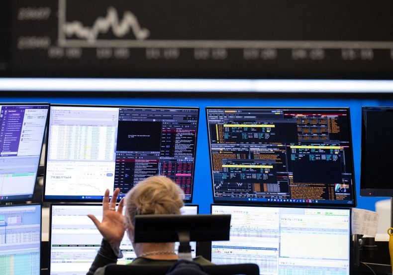 Hesse, Fráncfort del Meno: operadores bursátiles siguen la evolución de los precios en sus monitores en la sala de operaciones de Fráncfort.&nbsp;