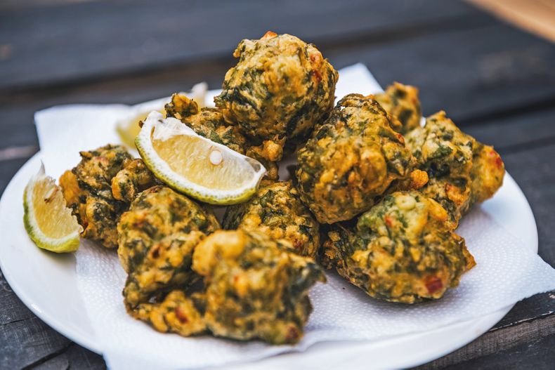 La especialidad del restaurante Pericos son las pastas caseras de semolín, aunque los buñuelos, según los dueños del local, son una opción que nunca falla. 