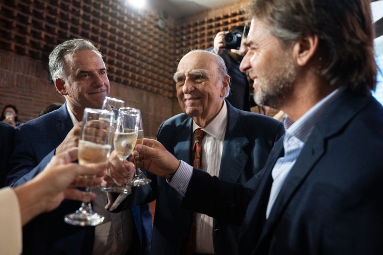 El presidente Yamand&uacute; Orsi y los expresidentes Julio Mar&iacute;a Sanguinetti y Luis Lacalle Pou, en la celebraci&oacute;n del cumplea&ntilde;os del exmandatario colorado.