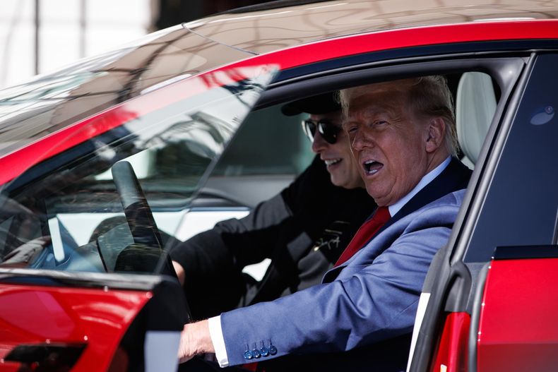 Donald Trump se sienta en un Tesla Model S junto a Elon Musk en el jardín sur de la Casa Blanca.