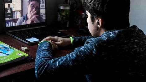 Clases de secundaria a través de la plataforma Zoom durante la pandemia en 2020