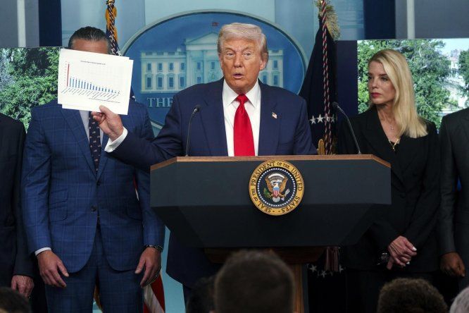 Donald Trump (centro), sostiene un documento mientras se dirige a los medios de comunicación en la Sala de Prensa James S. Brady de la Casa Blanca, Washington, D. C., EE.UU., el 11 de agosto de 2025