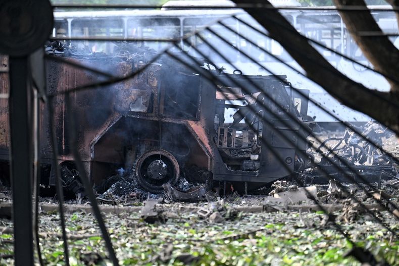 Vista de un camión destruido en la base aérea La Carlota en Caracas el 3 de enero de 2026.