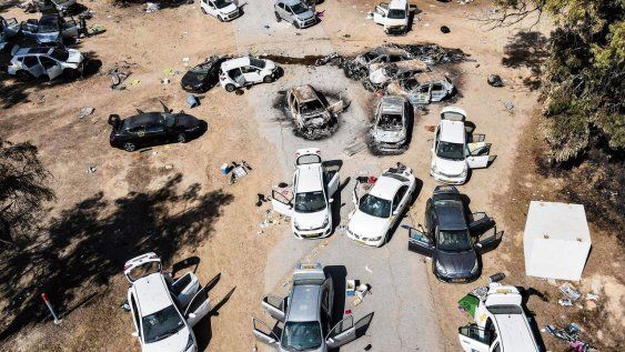 Vista aérea de vehículos abandonados e incendiados en el lugar del ataque del 7 de octubre al festival de música por parte de militantes palestinos en el sur de Israel.