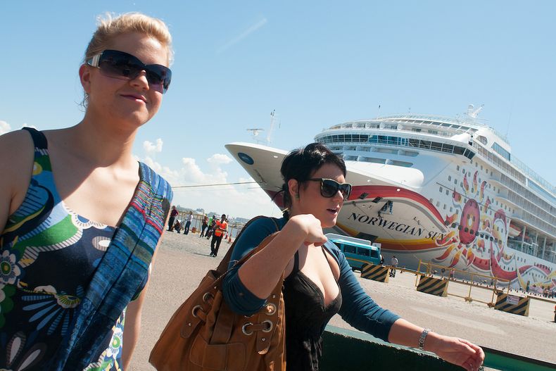 Turistas descienden de un crucero en el Puerto de Montevideo