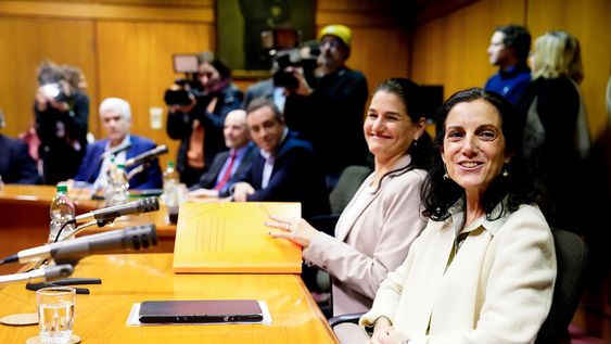La directora de Política Económica y la ministra en una comparecencia parlamentaria. Foto: Javier Calvelo, adhocFOTOS La directora de Política Económica y la ministra en una comparecencia parlamentaria. Foto: Javier Calvelo, adhocFOTOS
