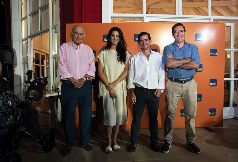 Capitán del Cantegril Country Club Peter Stanham, gerenta de Marketing de Itaú Lucía Cabanas, presidente de La Barra Golf Club Matías Paullier y director de Banca Minorista de Itaú Ignacio Arechavaleta