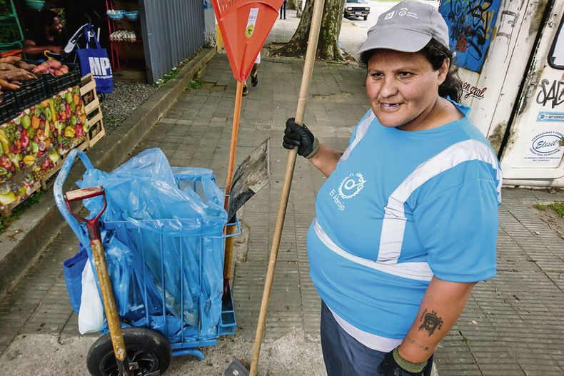 Las mujeres cobraron cerca de 30% menos que los asalariados hombres . Foto: Javier Calvelo, adhocFOTOS