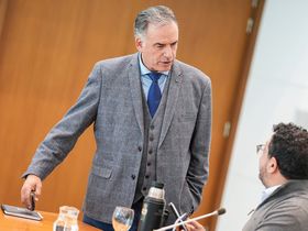 Yamandú Orsi y Alejandro Sánchez durante una reunión del Consejo de Ministros.