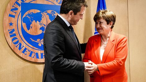 Búsqueda | Sergio Massa saluda a Kristalina Georgieva, directora gerente del FMI. Foto: AFP