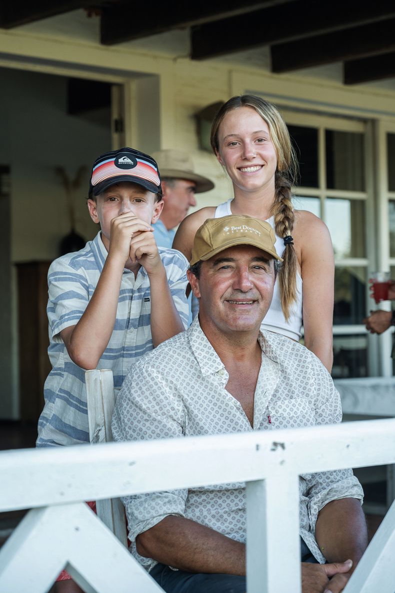 Presidente de la Asociación Uruguaya de Polo Valentín Martínez con Alejo y Sol Martínez