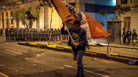 Una persona sostiene una bandera de Perú durante una manifestación este miércoles, en Lima (Perú).&nbsp;