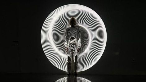 ‘IN+OUT’, una obra inmersiva protagonizada por Annasofía Facello en Magma Futura