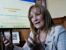 Carolina Cosse en su oficina del Palacio Legislativo durante una entrevista con Búsqueda.