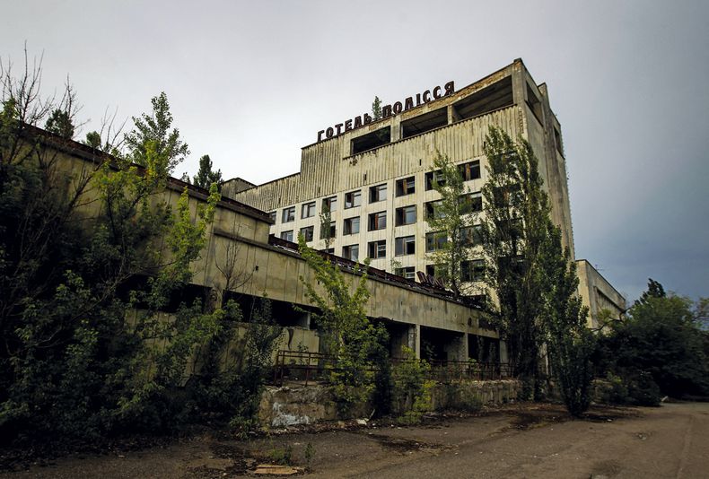 El Polissia Hotel es una muestra de cómo quedó la ciudad de Pripyat después del accidente de Chernóbil; se calcula que el plutonio recién se extinguirá en 24.000 años. Foto: AFP