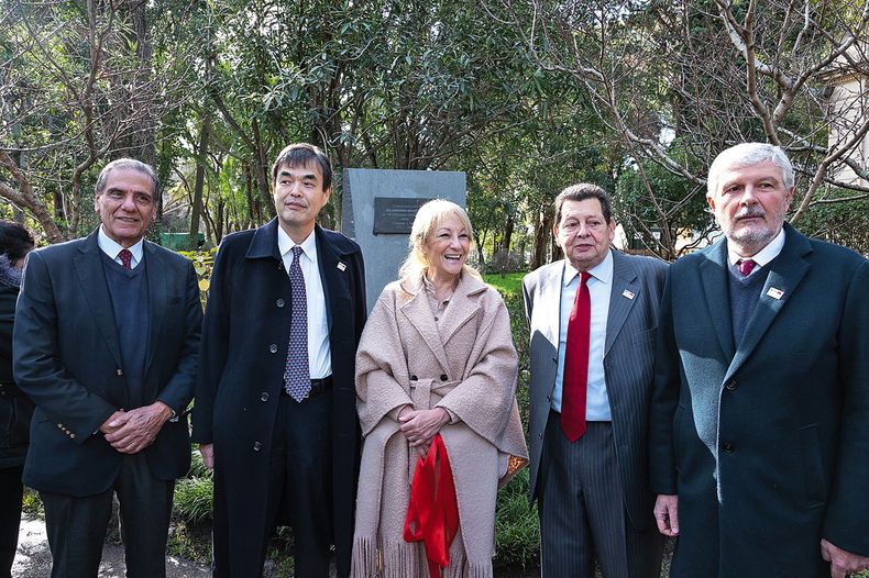 Vicepresidente de la Cámara Uruguayo-Japonesa de Comercio e Industria Jorge Costa, embajador de Japón Hideki Asari, intendenta de Montevideo Carolina Cosse, presidente de la cámara Isidoro Hodara y directivo Gustavo Idoyaga