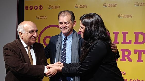 Guido Manini abrazado a Guillermo Domenech y Lorena Quintana en la sede de Cabildo Abierto Guido Manini abrazado a Guillermo Domenech y Lorena Quintana en la sede de Cabildo Abierto