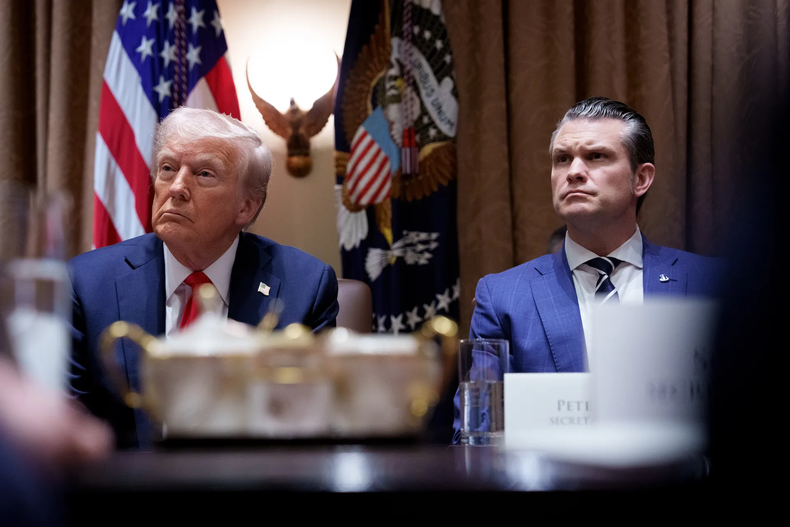Donald Trump y Pete Hegseth, durante una reunión de gabinete en la Casa Blanca.